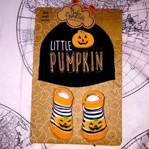 Baby essentials Halloween socks and hat